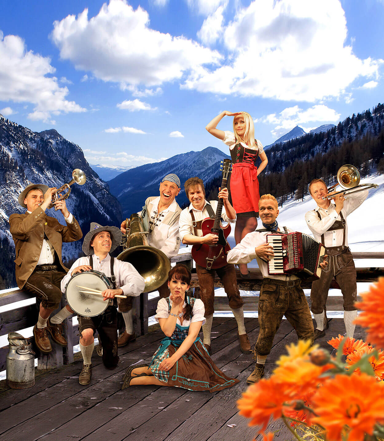 Die Oktoberfestband Alpenschmarrn vor einer Bergkulisse, auf einer Terrasse aus Holzbolen