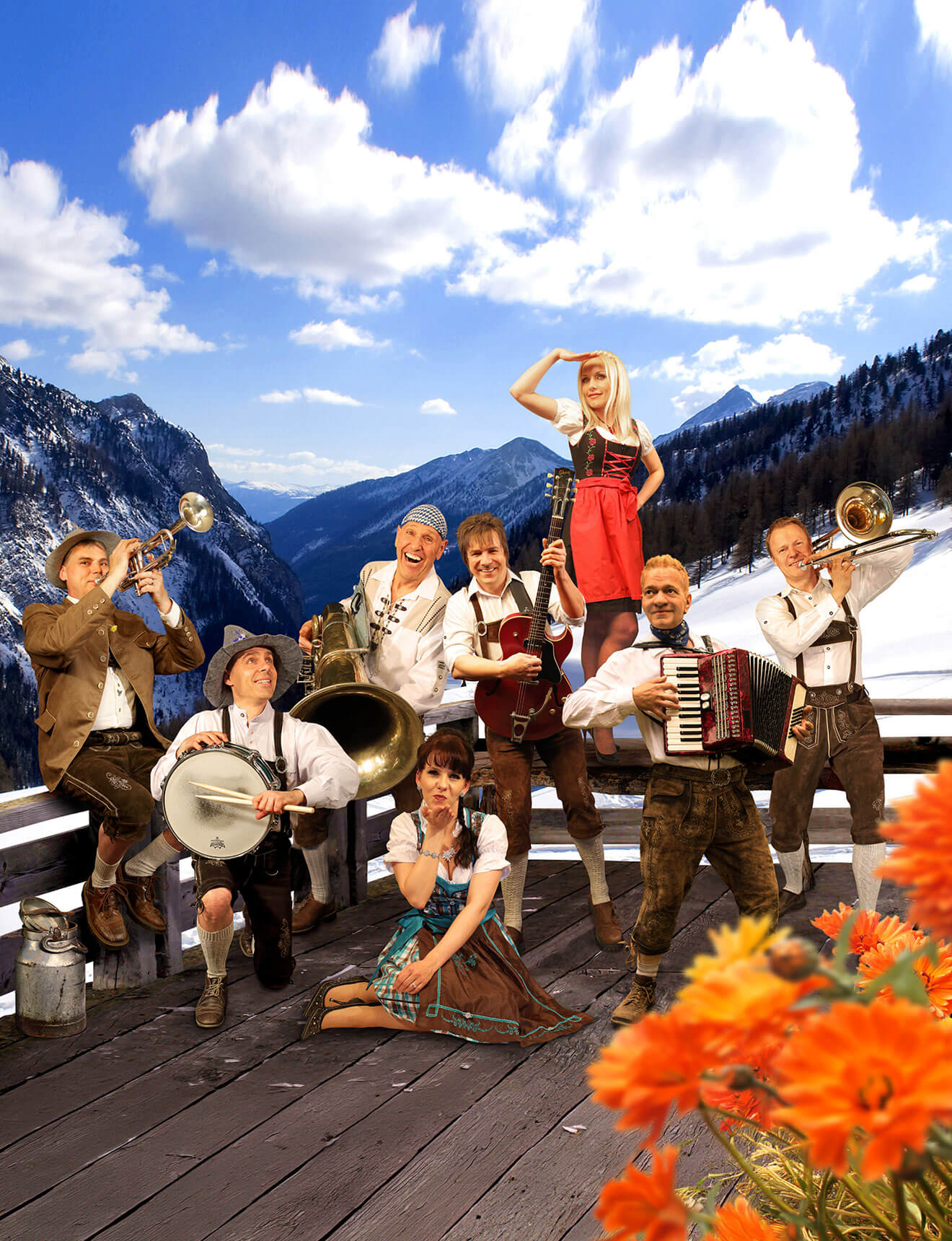 Alpenschmarrn – Die Oktoberfestband auf einer Holzterrasse mit Berglandschaft im Hintergrund