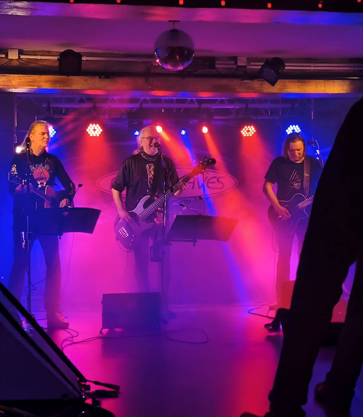 Die Rockband Freak Waves bei einem Auftritt
