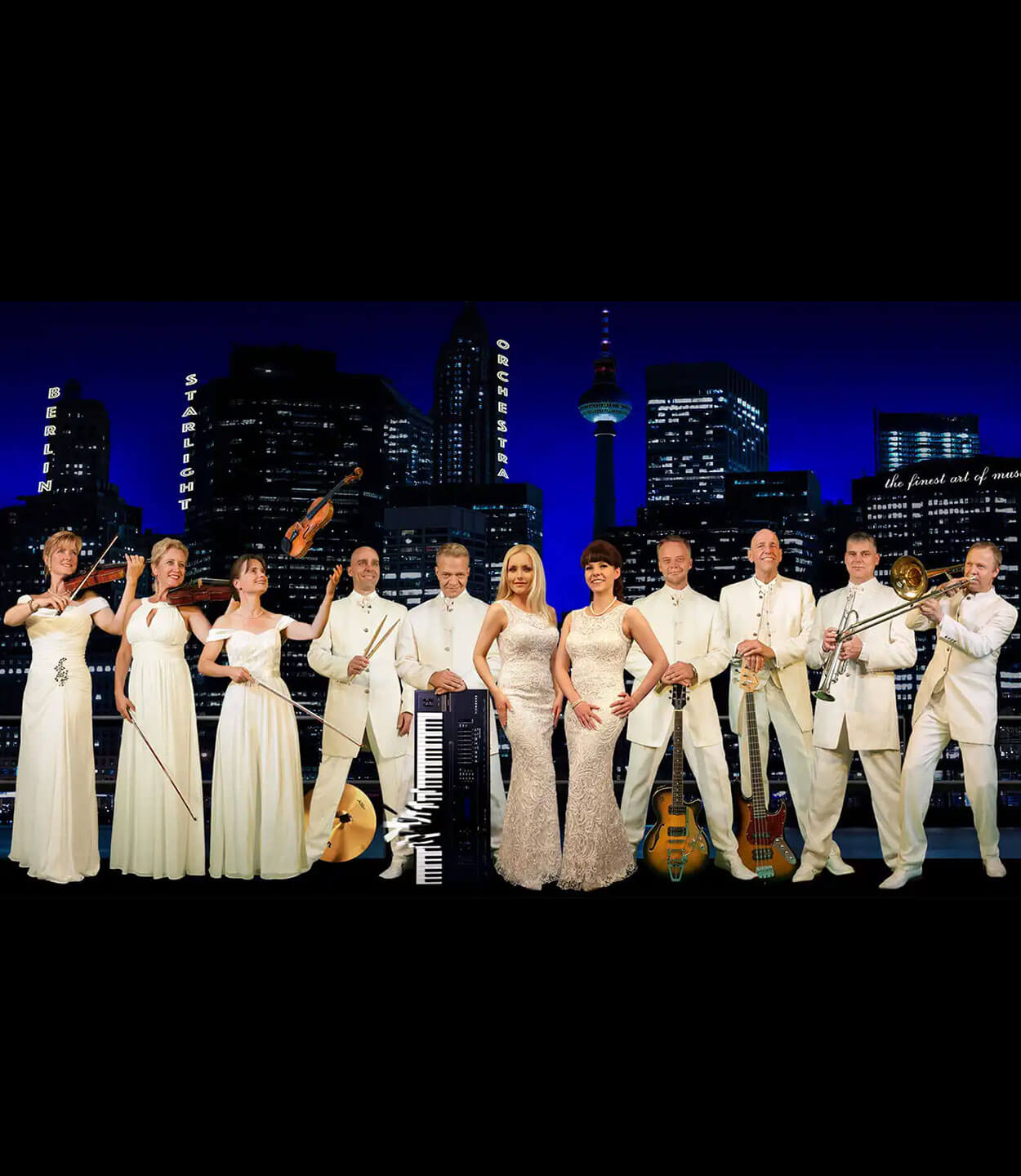 Das Berlin-Starlight-Orchestra vor der Berliner Skyline